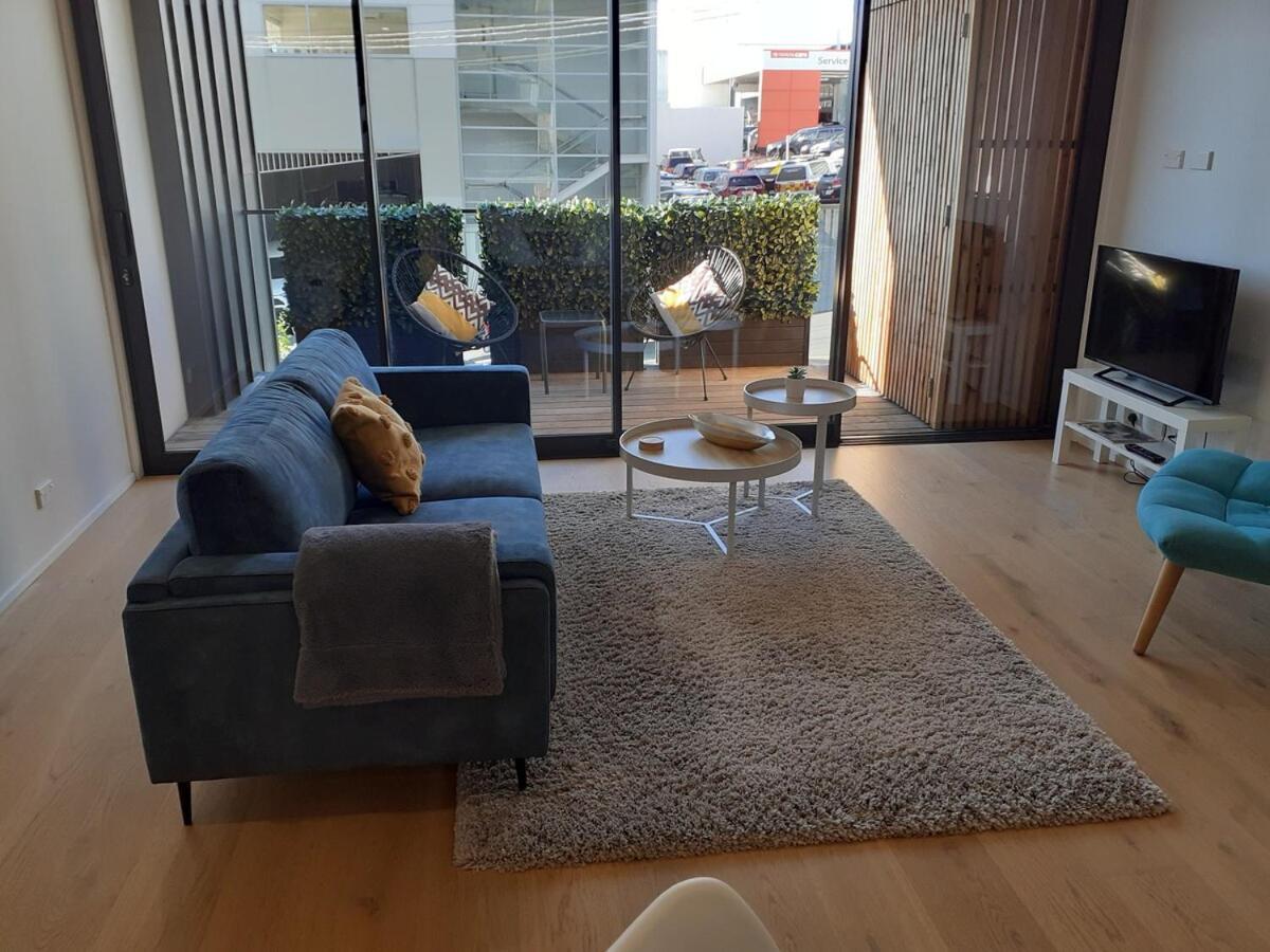 Stylist Large With Balcony Apartment Auckland