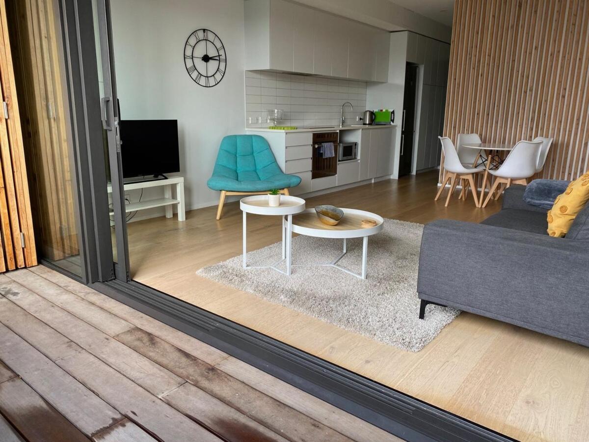 Stylist Large With Balcony Apartment Auckland